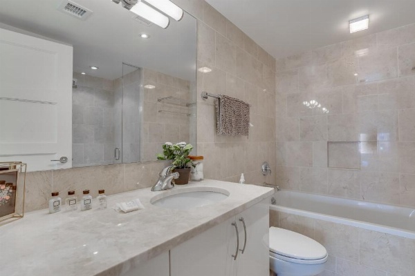 Heaven on Washington Fully Furnished Apartments image 24